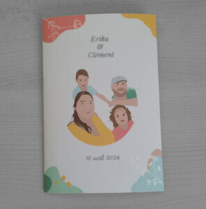 page de garde du faire part de mariage avec les mariés et leurs enfants dessinés sur logiciel
