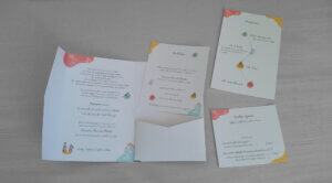 vue de l'intérieur du faire part de mariage texte de présentation, et 3 cartons sortis de leur emplacement : programme, invitation et coupon réponse