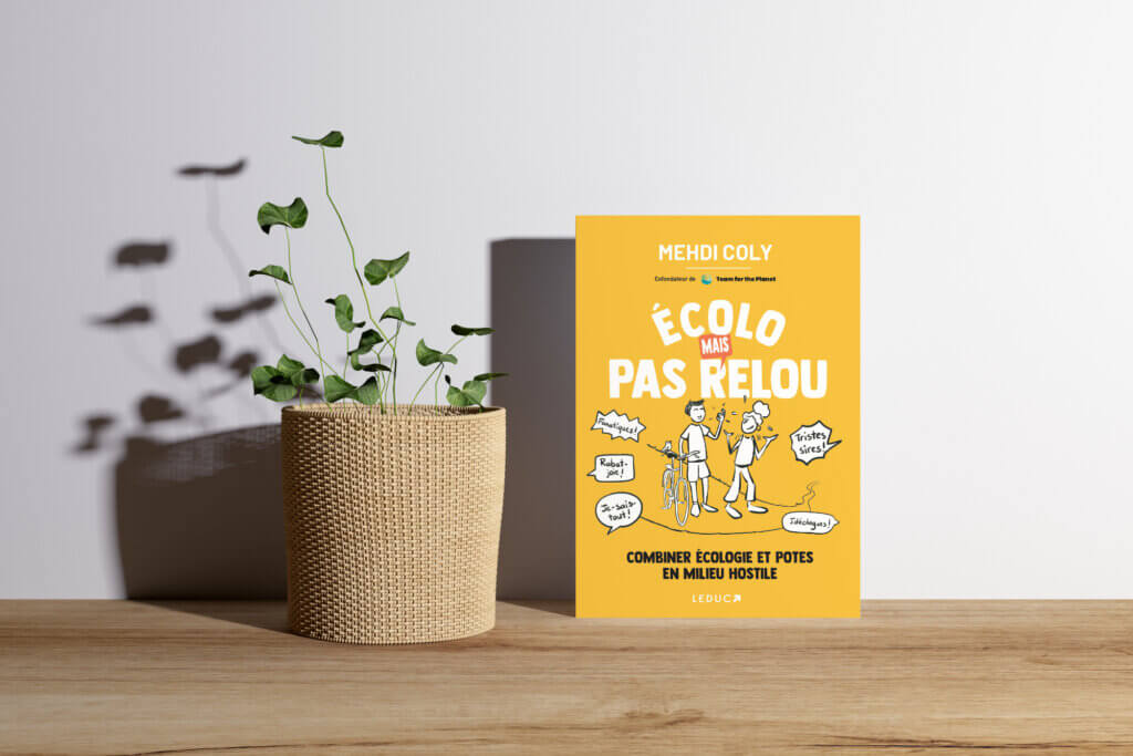 Livre Ecolo mais pas relou posé sur une étagère, illustré par l'infographiste marion Dehay à Angers pour les éditions Leduc
